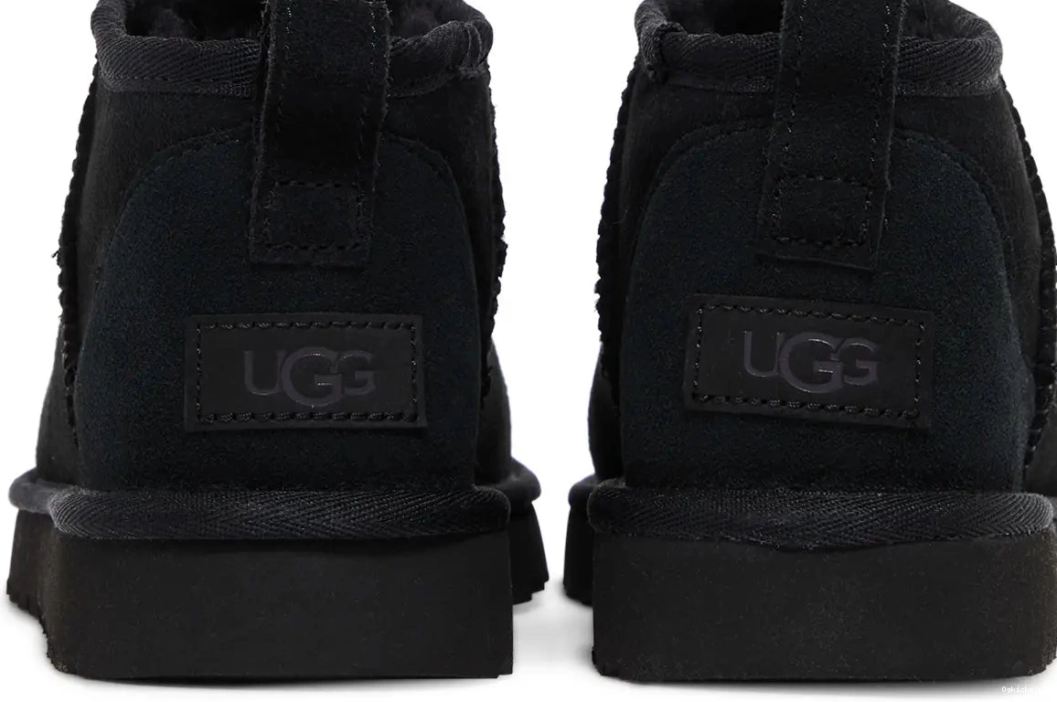 W Ultra Black UGG Classic Mini 0706